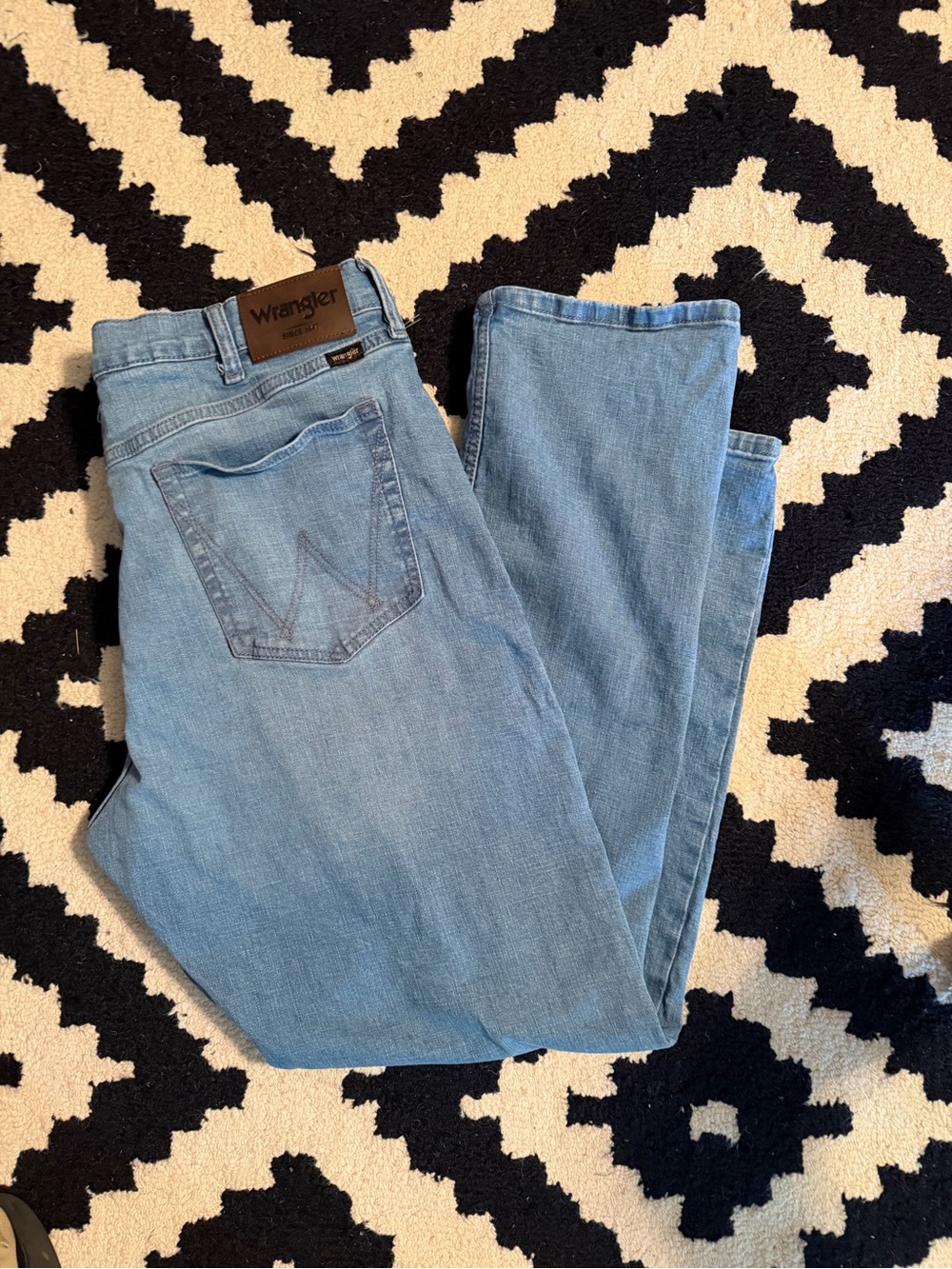 Wrangler Men's Light Blue athletic Fit Jeans 38x30